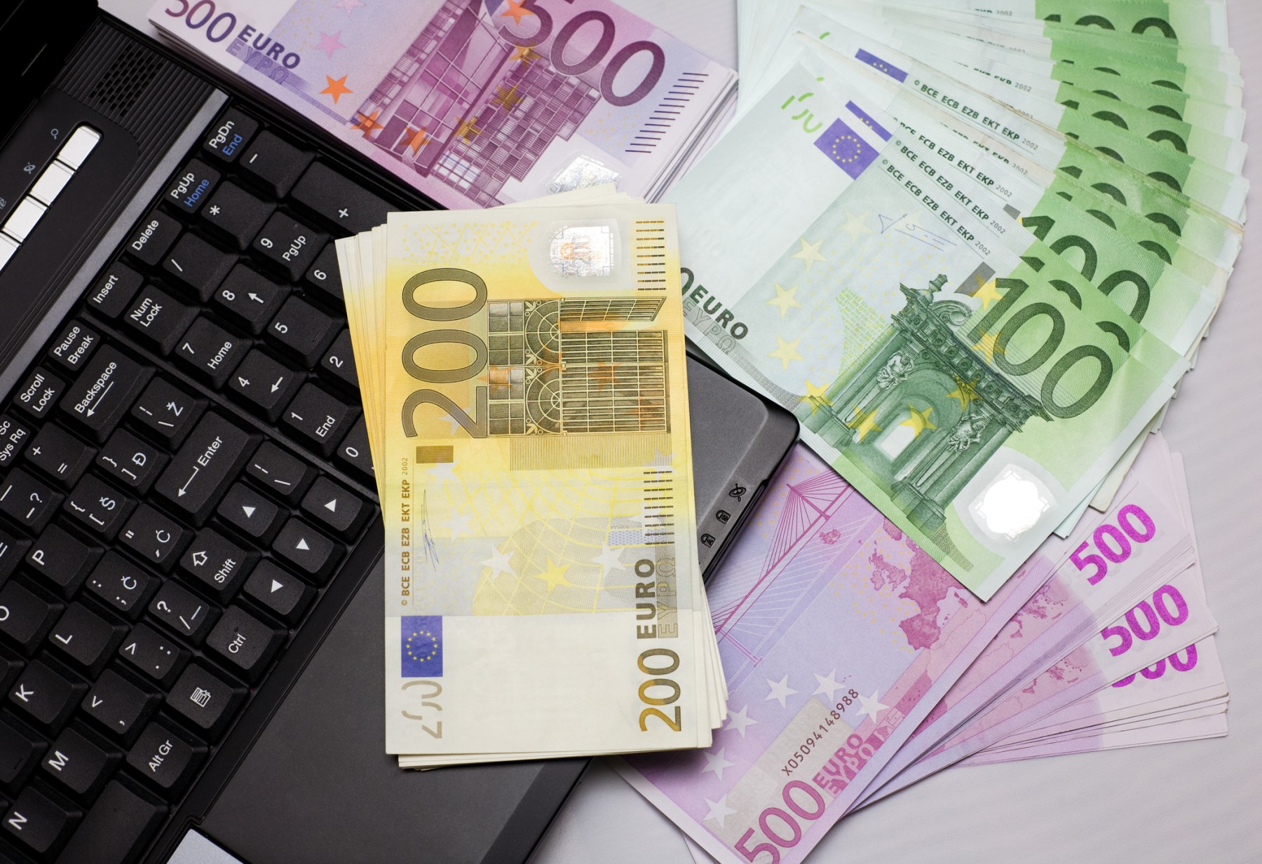 bani-euro-laptop